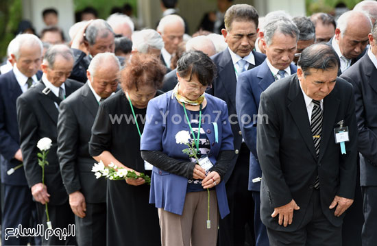 إمبراطور اليابان يزور نصبا تذكاريا (19)