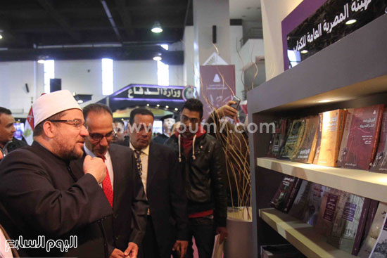 1 (32)محمد مختار جمعة  معرض الكتاب  وزير الاوقاف   مجانية  كتب الوسطية   لنشر الوسطية الوسطية والاعتدال