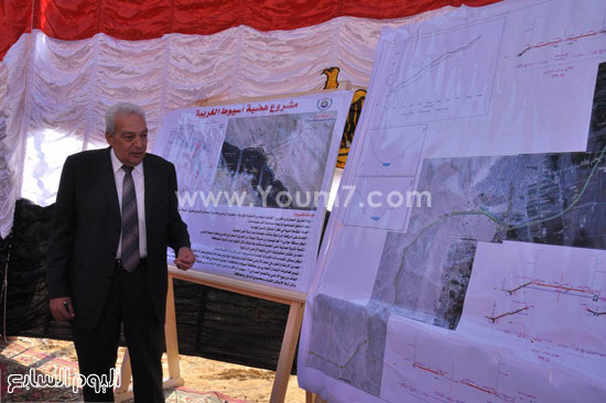 محافظ أسيوط ورئيس المركزى للتعمير يضعان حجر اساس مشروع طريق الهضبة الغربية (7)