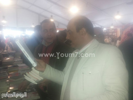 رئيس معرض الكتاب يتفقد سور الأزبكية ويرصد عددا من الكتب المزورة