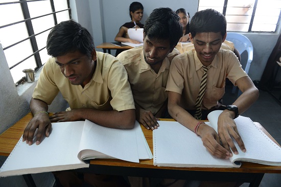 التلاميذ فى الهند يكتبون بطريقة برايل -اليوم السابع -1 -2016