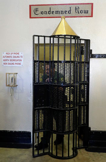 ضابط يفتح البوابة المؤدية إلى عنابر انتظار تنفيذ الحكم فى سان كوينتين -اليوم السابع -1 -2016
