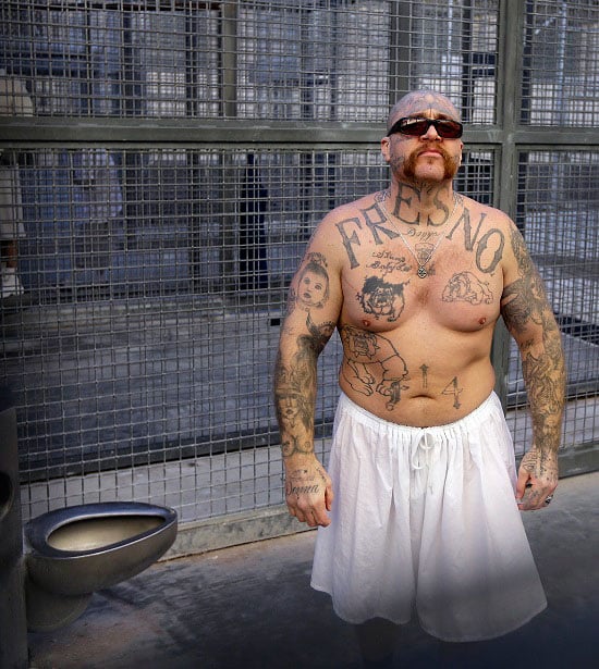 سجين يقف فى زنزانة بساحة الترفيه فى سجن سان كوينتين -اليوم السابع -1 -2016