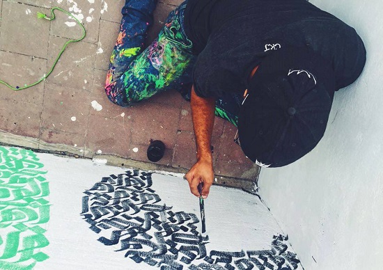 أحمد أثناء رسمه على أحد الجدران -اليوم السابع -1 -2016