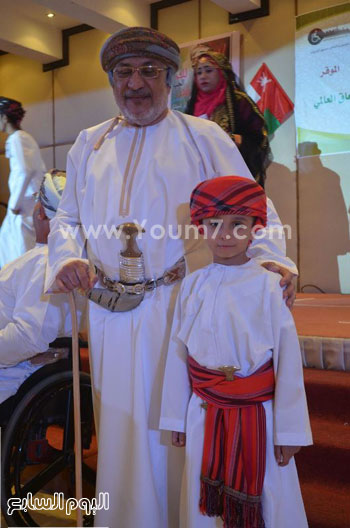  الدكتور يحيى بن محفوظ المنذرى وصورة تذكارية مع أحد الاطفال العمانيين -اليوم السابع -12 -2015