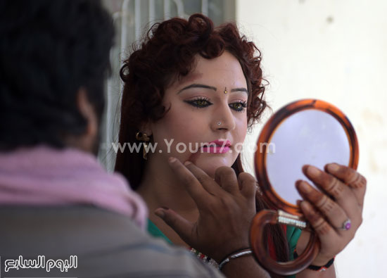  ممثلة باكستانية تضبط الماكياج قبل تصوير الفيلم -اليوم السابع -12 -2015