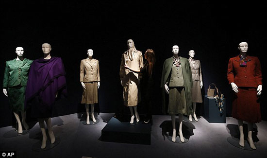 مجموعة من الأكثر ملابس مارجريت تاتشر، وحقائب اليد، والقلادات مفتوحة أمام الرأى للبيع بالمزاد يوم 15 ديسمبر -اليوم السابع -12 -2015