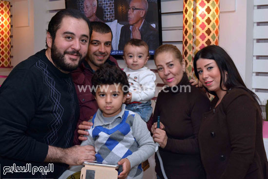 عمرو عبد العزيز وأسرته .. والدته وشقيقته وزوجها ونجلاهما -اليوم السابع -12 -2015