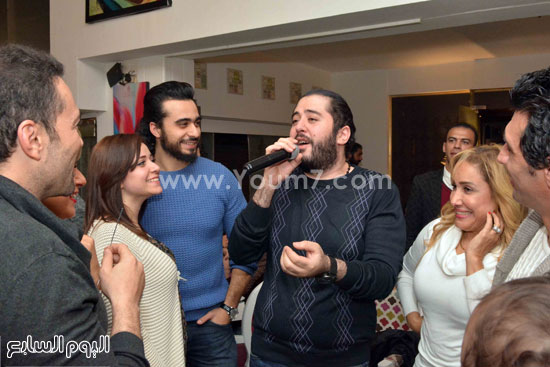 غناء عمرو عبد العزيز لأصدقائه -اليوم السابع -12 -2015