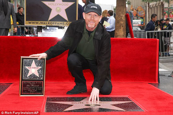 المخرج الأمريكى رون هوارد يمسك بنجمة التفوق سينمائى -اليوم السابع -12 -2015