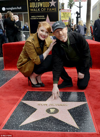 رون هوارد يجلس على ممر الشهرة بجانب ابنته برايس دالاس -اليوم السابع -12 -2015