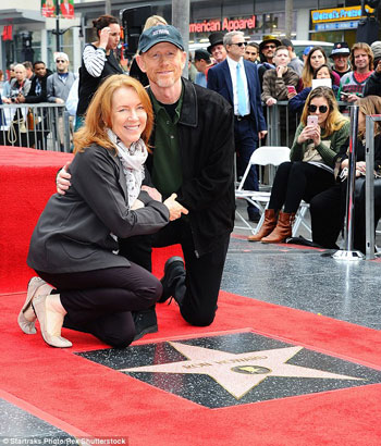 رون هوارد يجلس على ممر الشهرة بجانب زوجته شيريل -اليوم السابع -12 -2015