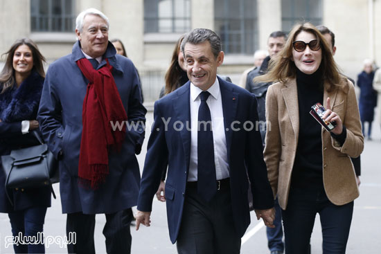 نيكولا ساركوزى وزوجته يصلان أحد مراكز الاقتراع فى باريس -اليوم السابع -12 -2015