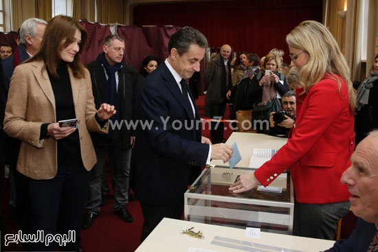  ساركوزى وزوجته كارلا برونى يدليان بصوتيهما فى الانتخابات  -اليوم السابع -12 -2015