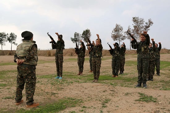 جانب من التدريبات وبعض المقاتلات يرتدين أحذية وردية وملونة -اليوم السابع -12 -2015