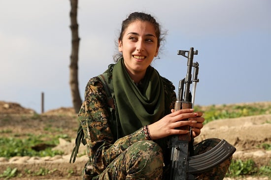 مقاتلة جالسة مع سلاحها -اليوم السابع -12 -2015