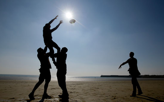 لاعبو الرجبى يمارسون كرة القدم على أحد شواطئ ويلز البريطانية -اليوم السابع -12 -2015