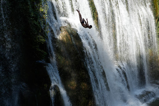 أحد المنافسين فى مسابقة القفز الدولية من الشلالات فى البوسنة يقدم عرضه الممتع  -اليوم السابع -12 -2015