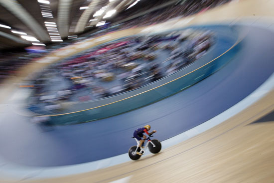 المتسابق البريطانى برادلى ويجينز يقدم استعراضه خلال أولمبياد فيلودروم بلندن  -اليوم السابع -12 -2015
