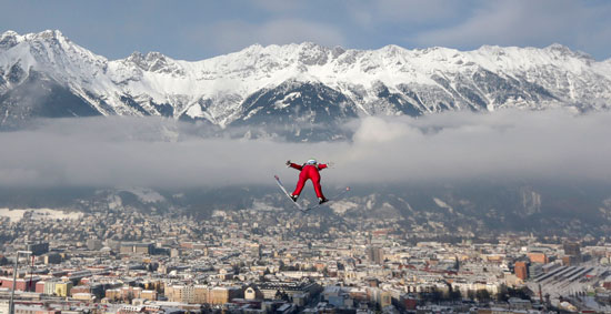 اللاعب النرويجى أندرس جاكوبسن يقدم استعراضه خلال الجولة الثالثة من بطولة العالم للتزلج على الجليد فى إنسبروك، النمسا -اليوم السابع -12 -2015