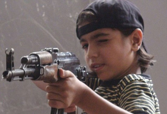 طفل صغير يتدرب على الرماية بالسلاح -اليوم السابع -12 -2015