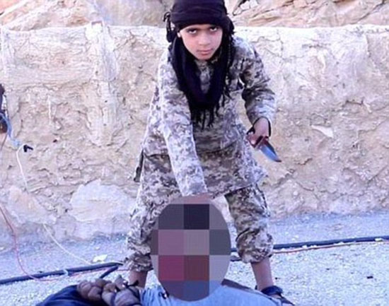 صورة طفل يذبح ضابطا فى الجيش السورى نشرت فى يوليو الماضى -اليوم السابع -12 -2015