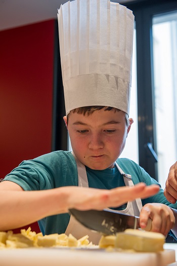 أحد الأطفال يتعلم الطهى -اليوم السابع -12 -2015