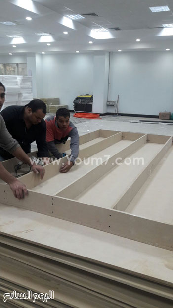 العمال يواصلون تجهيزات توك شو بالتليفزيون المصرى -اليوم السابع -12 -2015