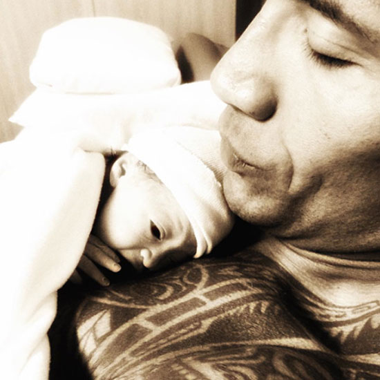 دواين جونسون مع طفلته الجديدة جاسمين  -اليوم السابع -12 -2015