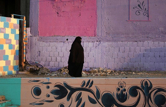 لوحات عشوائية ومشرقة على جدران مخيم الشاطئ -اليوم السابع -12 -2015