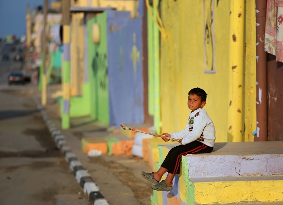 طفل يلهو بين الألوان فى مخيم الشاطئ  -اليوم السابع -12 -2015