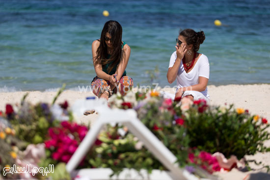 وفى هذه الصورة تظهر فتاتان جالستان تبكيان على رمال شاطئ مدينة سوس التونسية عقب الهجوم المسلح الذى أودى بحياة الكثير من السياح فى تونس، والتقط هذ المشهد كنزو تريبويار فى 28 يوينو. -اليوم السابع -12 -2015