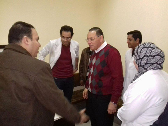   رئيس الجامعة يلتقي بالعاملين بالمستشفى -اليوم السابع -12 -2015