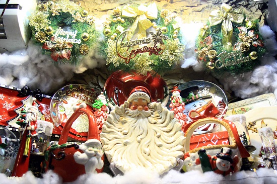 هدايا متنوعة وميداليات وتماثيل بابا نويل ورجل الثلج -اليوم السابع -12 -2015