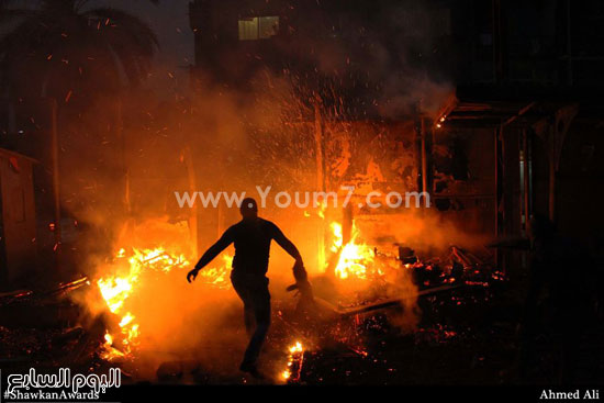  محاولة إخماد النيران فى ميدان المطرية بعد أحداث ٢٥ يناير ٢٠١٥ - تصوير: أحمد على -اليوم السابع -12 -2015