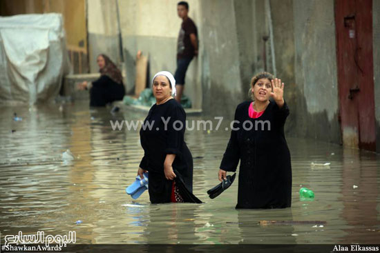 سيدات يصرخن بعد غرق قريتهن من الأمطار فى الإسكندرية - تصوير: علاء القصاص -اليوم السابع -12 -2015