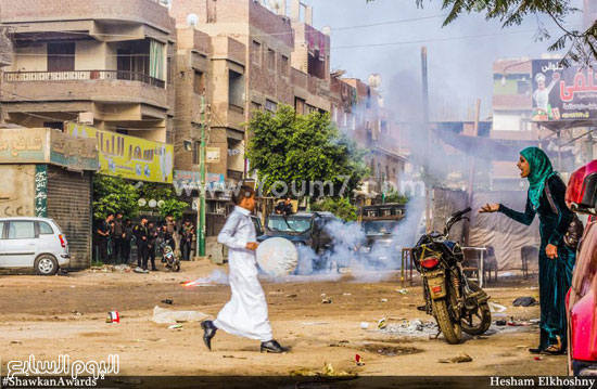 هروب طفل ببالونته أثناء فض مظاهرة بناهية يوم عيد الأضحى - تصوير: هشام الخشنى -اليوم السابع -12 -2015