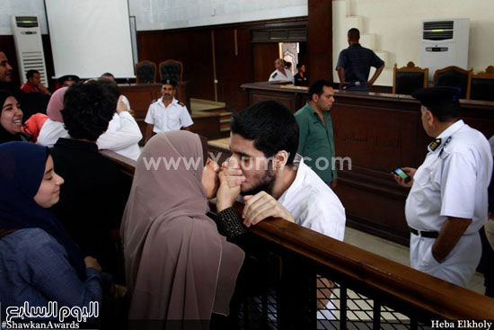  لقاء بين سجين ووالدته فى قاعة المحكمة - تصوير: هبة الخولى -اليوم السابع -12 -2015