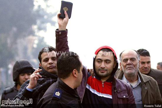  أحد أنصار الإخوان المسلمين يرفع المصحف فى ذكرى ثورة ٢٥ يناير فى ميدان التحرير - تصوير: حسين طلال -اليوم السابع -12 -2015