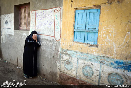  بكاء إحدى أقارب المصريين المختطفين فى ليبيا بعد مقتلهم على يد داعش - تصوير: محمد الشاهد -اليوم السابع -12 -2015