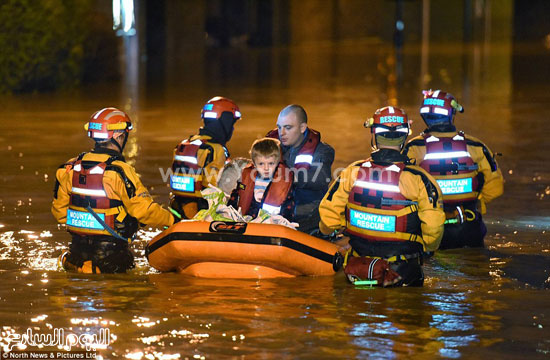 جهود إنقاذ المتضررين من فيضانات بريطانيا -اليوم السابع -12 -2015