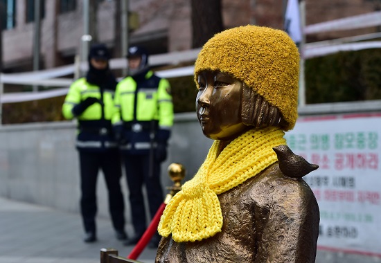 تمثال السلام يكرم المرأة الكورية -اليوم السابع -12 -2015