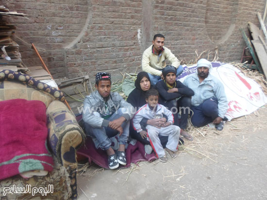 الأسر يجلسون أمام منزلهم -اليوم السابع -12 -2015