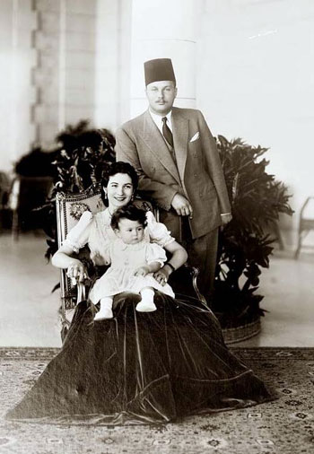 الأميرة فريال فى صورة مع والدها ووالدتها -اليوم السابع -12 -2015