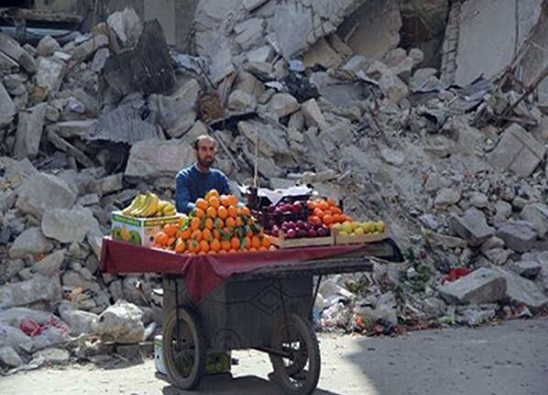 مشهد مُحزن لبائع فاكهة وهو على الأنقاض  -اليوم السابع -12 -2015