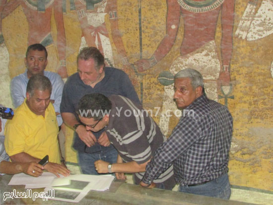 العالم البريطانى نيكولاس ريفيز ووزير الاثار في اكتشاف مقبرة نفرتيتي بغرب الأقصر -اليوم السابع -12 -2015