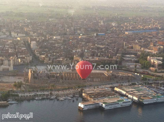 البالون الطائر يحلق فى سماء مدينة الأقصر -اليوم السابع -12 -2015