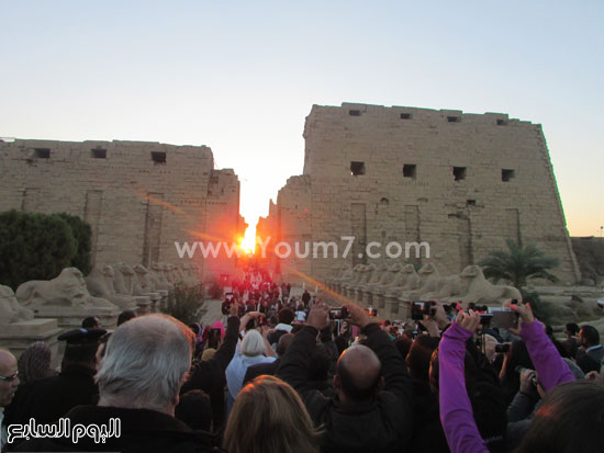 مئات السائحين يشهدون تعامد الشمس علي قدس الأقداس بمعبد الكرنك -اليوم السابع -12 -2015