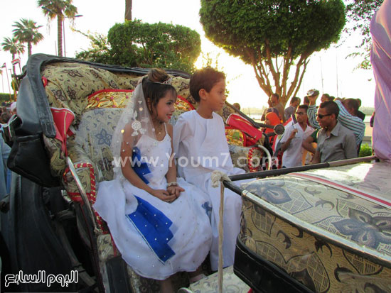 طفلة وطفلة في ثوب عروس وعريس بإحتفالات العيد القومي للأقصر -اليوم السابع -12 -2015