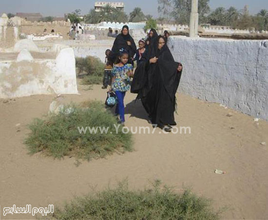 نساء الأقصر يزرن ذويهم بالمقابر فى عيد الاضحى -اليوم السابع -12 -2015